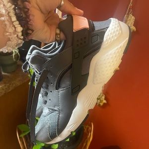 WOMEN'S NIKE AIR HUARACHE CASUAL SHOES